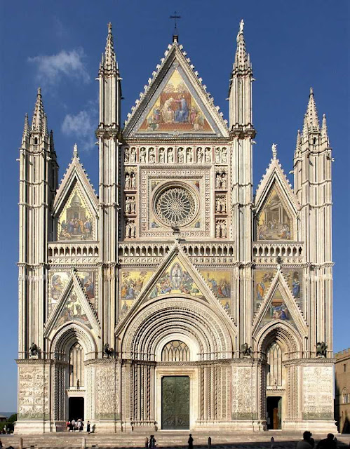 Orvieto-catedral-gótica-colorida-com-mosaicos-e-mármore